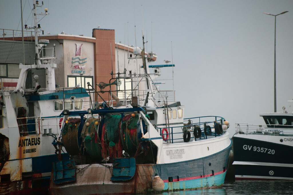 Image de bateau a quai dans un port